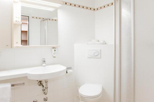 乌特普伦斯塔滕Hotel Der Stockinger的白色的浴室设有水槽和卫生间。