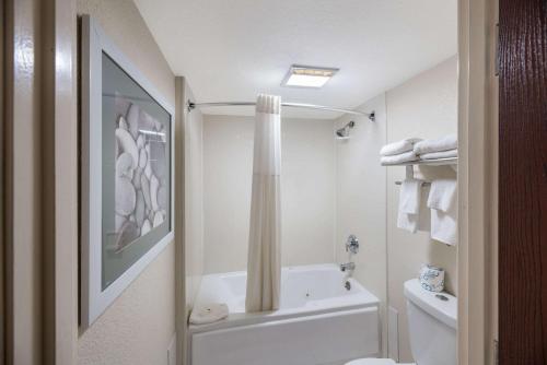 斯托克顿堡史托克顿堡品质汽车旅馆的白色的浴室设有浴缸和卫生间。
