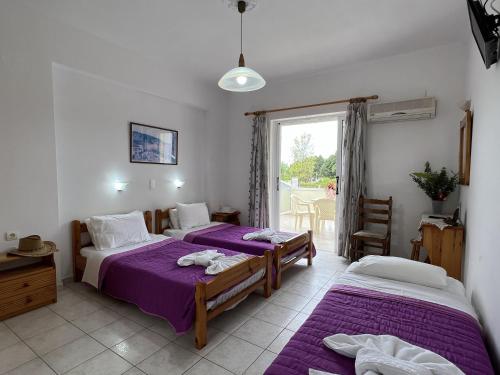 基普塞利Zante Summer Retreats - Marietta's Apartment2 Drosia的一间卧室设有两张床和窗户。