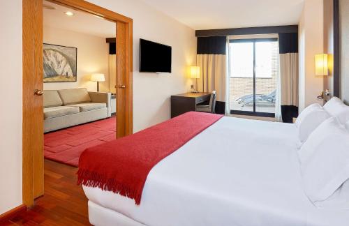 瓦伦西亚NH苏达德瓦伦西亚酒店的酒店客房设有床和客厅。