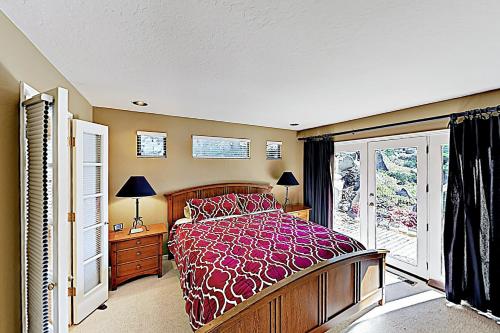 斯德特莱恩Heavenly Retreat的一间卧室设有一张大床和一个窗户。