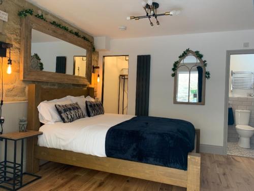 莫珀斯Castle View Bed and Breakfast的一间卧室配有一张大床和镜子