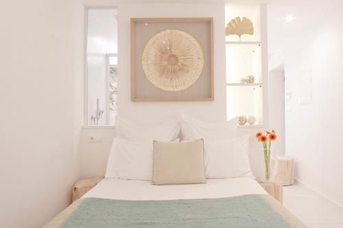 博尼法乔Studio cozy sur la Marina de Bonifacio的卧室配有一张床,墙上挂着一幅画