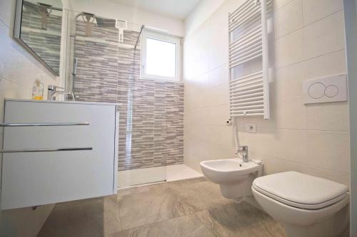 利多迪耶索罗Cala Blu的白色的浴室设有卫生间和淋浴。