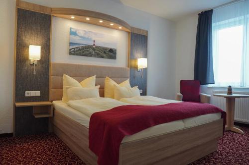 拉德贝格阿拉酒店的一间酒店客房,房内配有一张大床