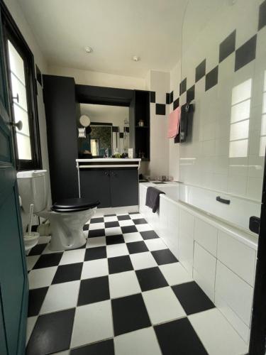 皮埃尔丰Gîte les Remparts的浴室铺有黑白格子地板。
