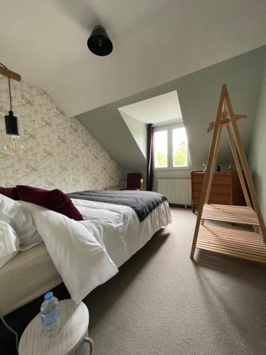 皮埃尔丰Gîte les Remparts的一间卧室设有一张大床和一个窗户。
