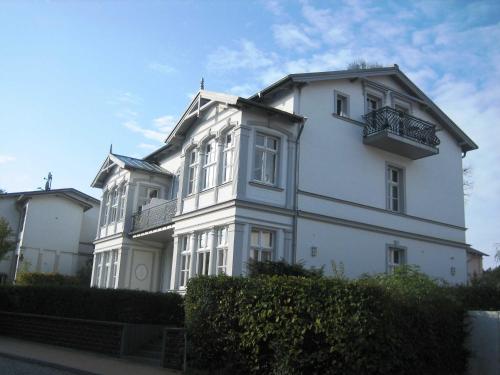 赛巴特班森Villa Baroni nur 200m vom Ostseestrand entfernt的白色的建筑,旁边设有阳台