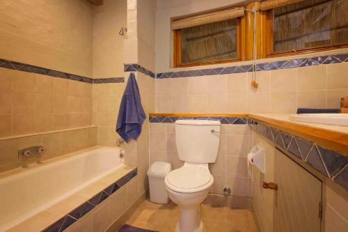 维多利亚瀑布Lokuthula Lodge的浴室配有卫生间、浴缸和水槽。