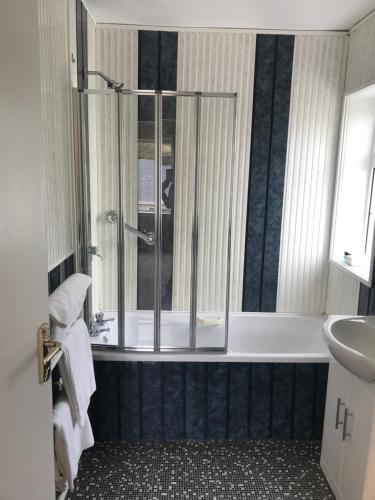 瓦特维尔Kielty's of Kerry Bed and Breakfast的带淋浴、浴缸和盥洗盆的浴室