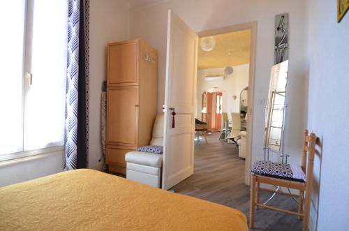 博索莱伊Appartement avec parking pour 4 personnes en plein cœur de Monaco的一间卧室配有一张床,另一间卧室设有用餐室