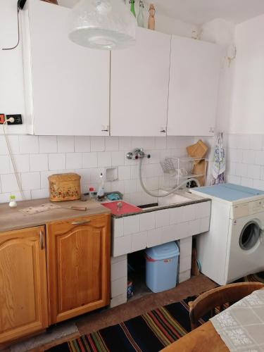 韦林格勒Емил的厨房配有水槽和洗衣机