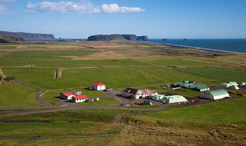 Suður Hvoll米德沃尔小屋旅馆的房屋和海洋的空中景观