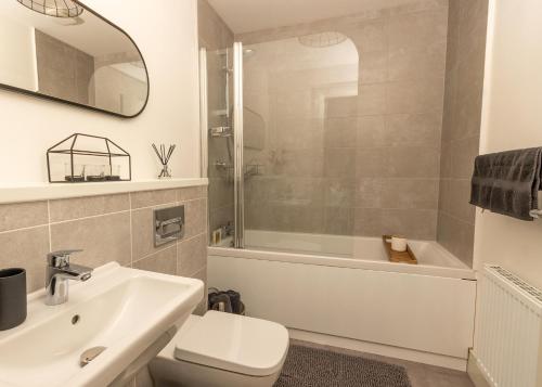 奥赫特拉德Arranmore House的浴室配有盥洗盆、卫生间和浴缸。