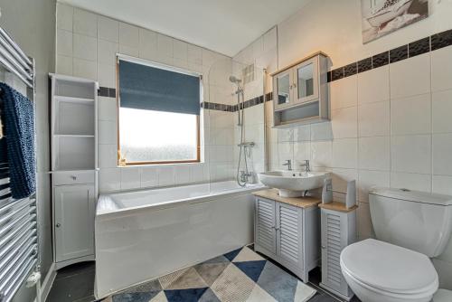 伍斯特Guest Homes - Severn Swans House的白色的浴室设有水槽和卫生间。