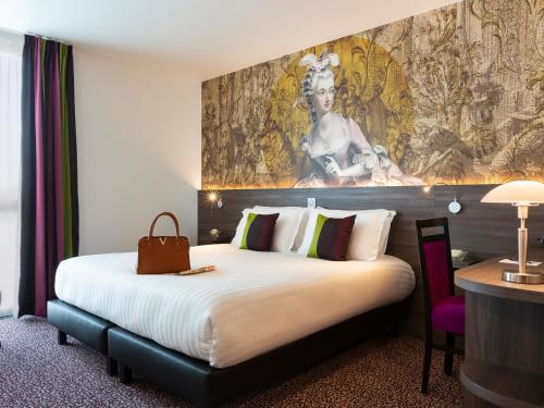布雷西尔Hôtel Roi Soleil Prestige Plaisir的酒店客房设有一张大床,墙上挂有绘画作品