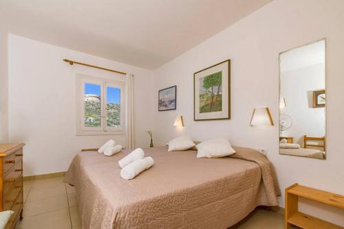 福尔内利斯Tramontana 113 P1的一间卧室配有一张带两个枕头的床