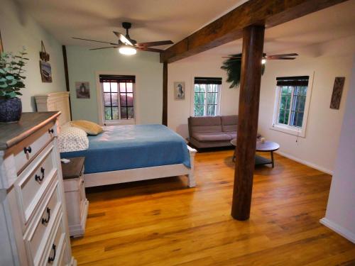 桑迪湾Sandy Feet Retreat的一间卧室配有一张床和一张沙发