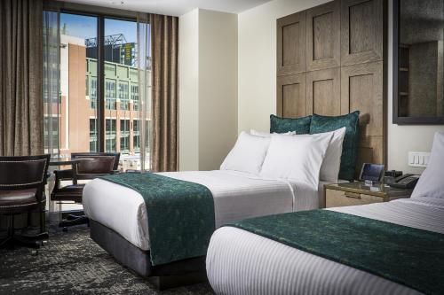 绿湾Lodge Kohler的酒店客房设有两张床和一张桌子。