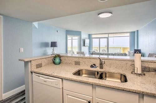 默特尔比奇Beachside Retreat North Myrtle Beach Condo!的厨房配有水槽和大镜子