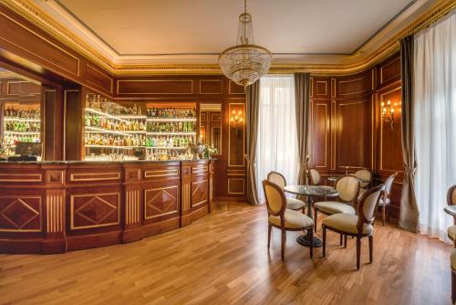 巴勒莫瓦格纳大酒店的酒吧设有木墙和桌椅