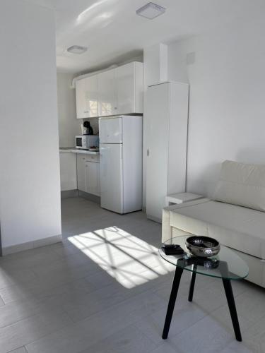 菲内斯特拉特Estudio Calafin 56的白色的客厅配有沙发和桌子
