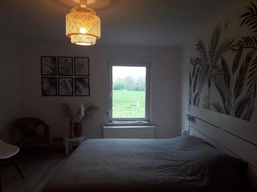 班什Veronique schouckens的一间卧室设有一张大床和一个窗户。