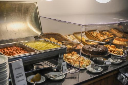 圣保罗155酒店的包含多种不同食物的自助餐