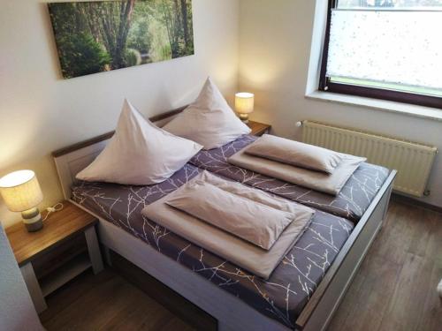 吕本瑙Ferienwohnung Familie Pohle的一间卧室配有两张带枕头的床。