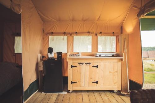RougnatLe Noyer的帐篷内带冰箱的小厨房