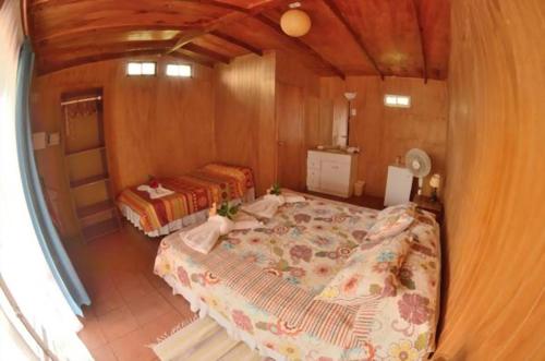 安加罗阿Kaimana Inn Rapa Nui的一间卧室,配有两张床