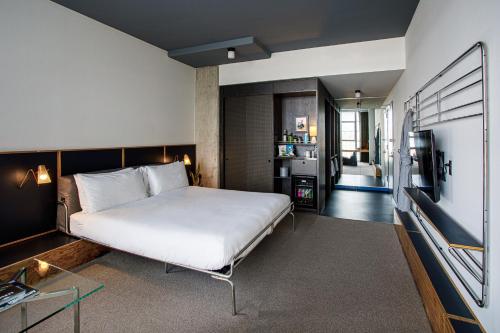 The Emily Hotel客房内的一张或多张床位