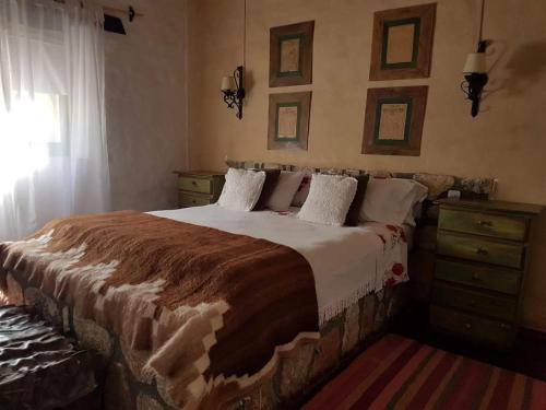 卡奇Casa de Campo La Paya的一间卧室设有一张大床和一个窗户。