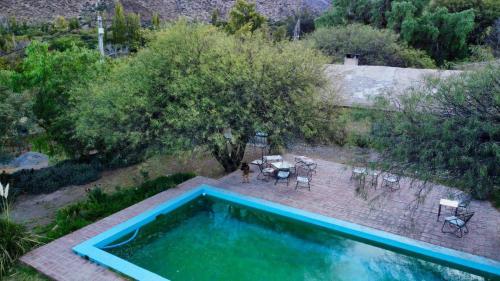 卡奇Casa de Campo La Paya的花园游泳池的顶部景色