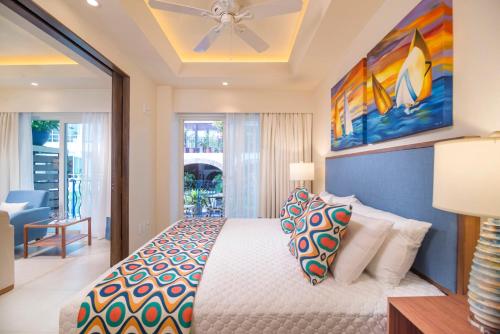 巴亚尔塔港LOS MUERTOS BEACH SUITE 101的一间卧室配有一张床和吊扇