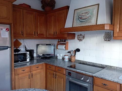 坎巴多斯Casa Pepa的厨房配有木制橱柜和台面