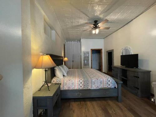 阿尔派恩Loft 4 - 1 of 5 downtown的一间卧室配有一张床和吊扇