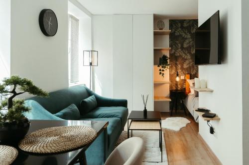 米卢斯La DOLCE Villetta - appartement de Standing的客厅配有蓝色的沙发和桌子