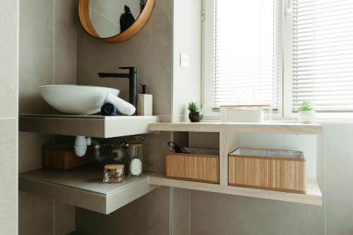 米卢斯La DOLCE Villetta - appartement de Standing的一间带水槽和镜子的浴室