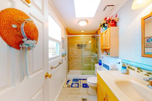 大洋城Montego Bay - 197 Pine Tree Road的带淋浴、卫生间和盥洗盆的浴室