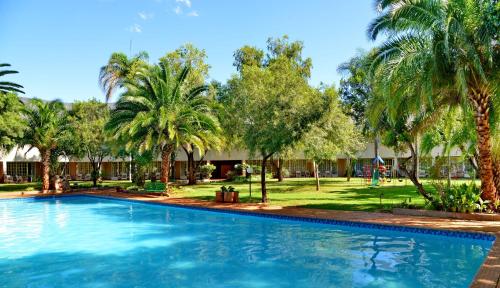 BoshoekSundown Country Estate的一座棕榈树环绕的游泳池