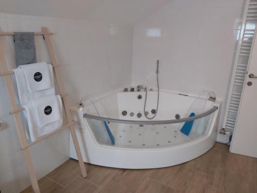 KaranacVilla Sorella Baranja的带淋浴的浴室配有白色浴缸。