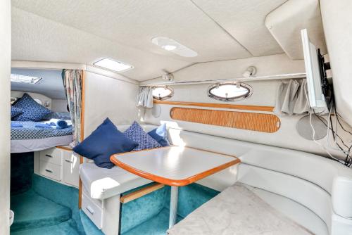 格吕桑yacht vedette Arlequin的一个带桌子的厨房和用餐区