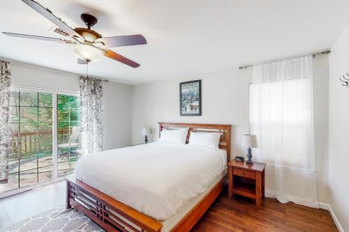 巴斯莱克Willard Lake House的一间卧室配有一张床和吊扇
