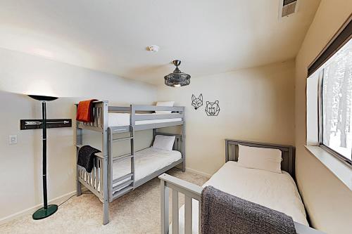 Atroari Adventures客房内的一张或多张双层床