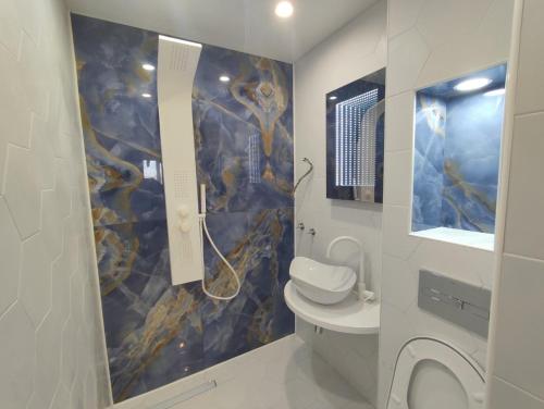 瓦尔纳Sunset Smart Home的一间带水槽和卫生间的浴室