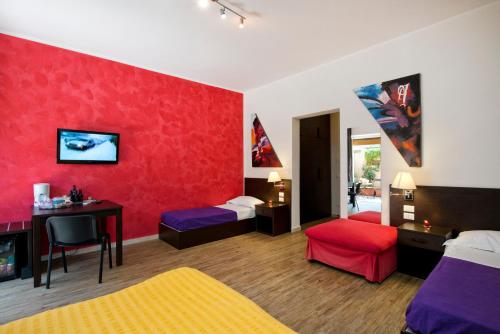 罗马梵蒂冈84号酒店的酒店客房设有两张床和红色的墙壁。