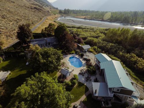 CawstonSimilkameen Wild Resort & Winery Retreat的享有带游泳池的房屋的空中景致