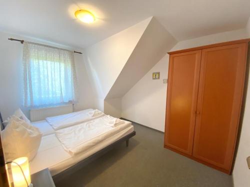 Landpension Dubnitz Landpension Dubnitz - Ferienwohnung 4的一间小卧室,配有床和窗户