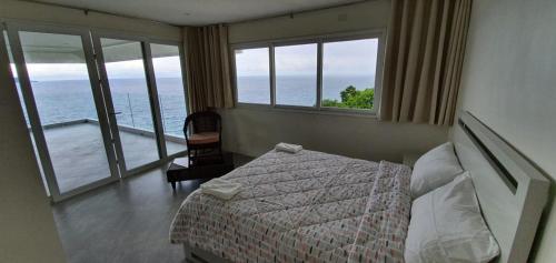 Luxury 3 Bed, 2 Bath Apartment with Stunning Panoramic Sea View, Private Beach客房内的一张或多张床位